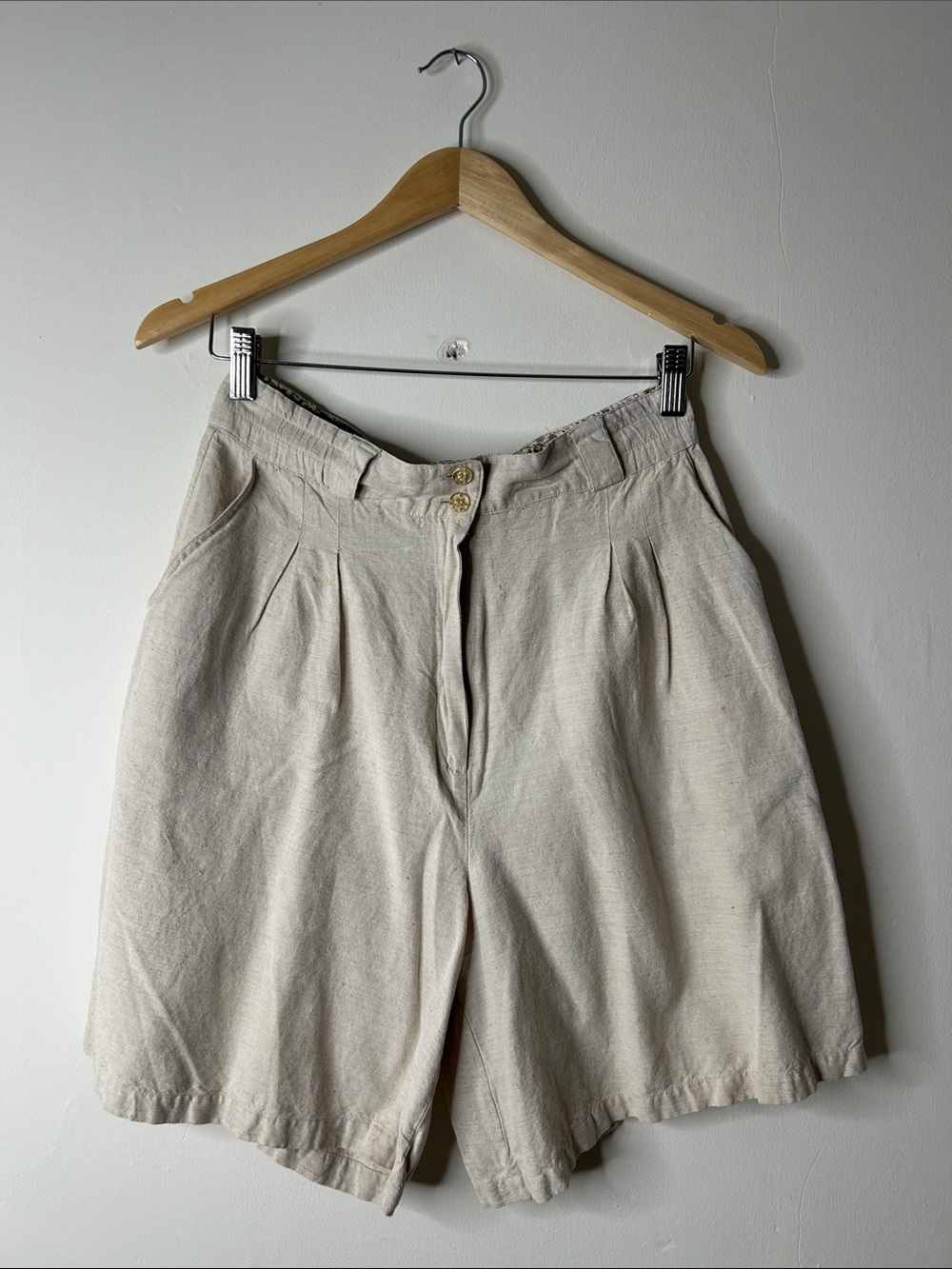 Vintage High-Waist Pleated Women's Shorts in Light Beige